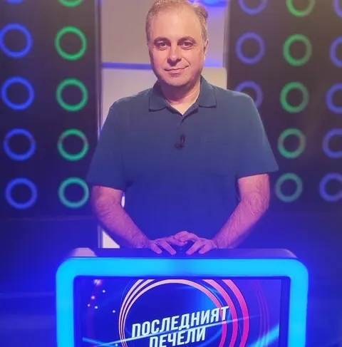 Зад любимата му синя банка