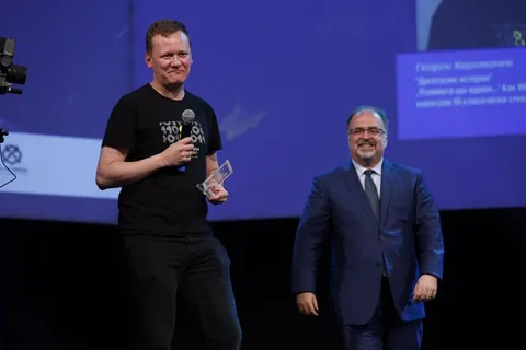 Георги Караманев с наградата от Web Report 2023