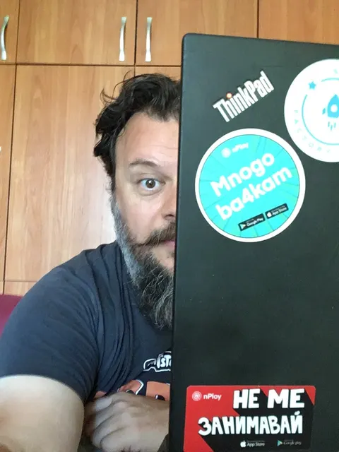 Калоян Цветков наднича зад лаптоп със стикер „Не ме занимавай“