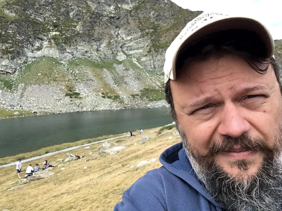 Калоян Цветков на езеро в планината