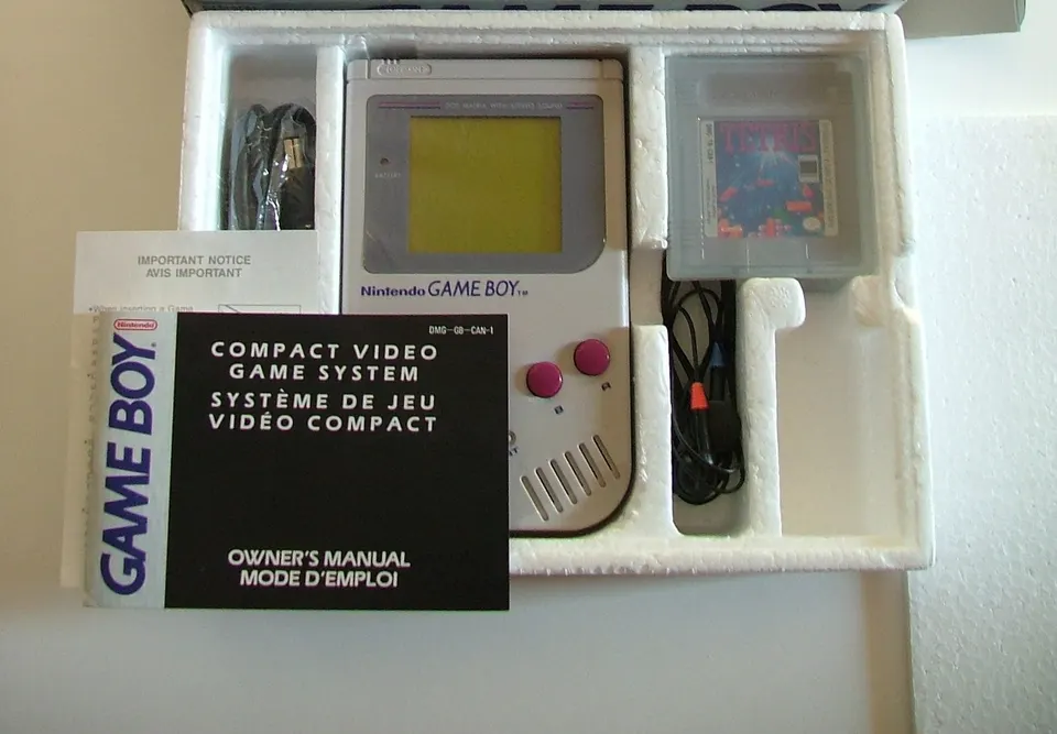 Game Boy с Тетрис в кутията