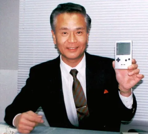 Гунпей Йокои с Game Boy Pocket